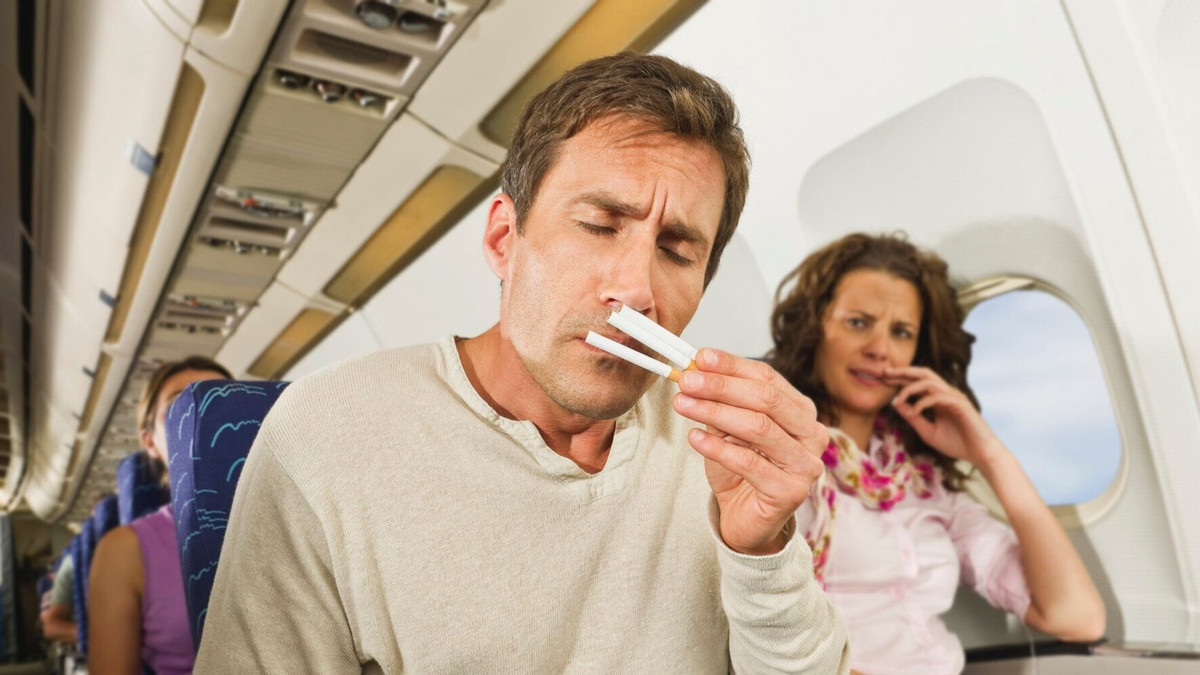 Люди на борту самолета. Курение в самолете. Самолет с пассажиром. Курящий салон в самолете. Курение в салоне самолета.