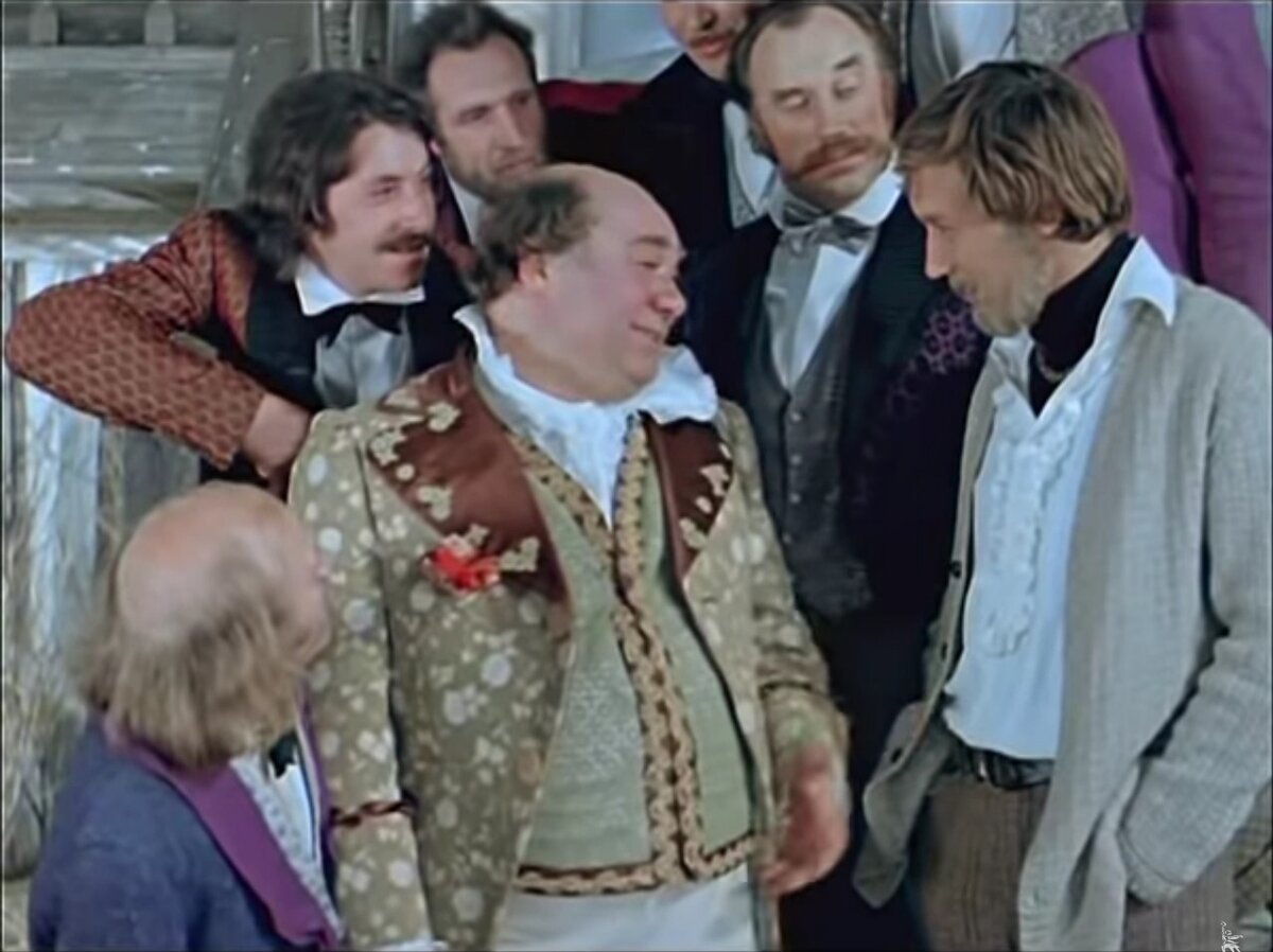 Живы, здоровы, слава богу, остаемся здесь. Придворные! Располагайтесь, как дома, в гостях-то! И музыку!