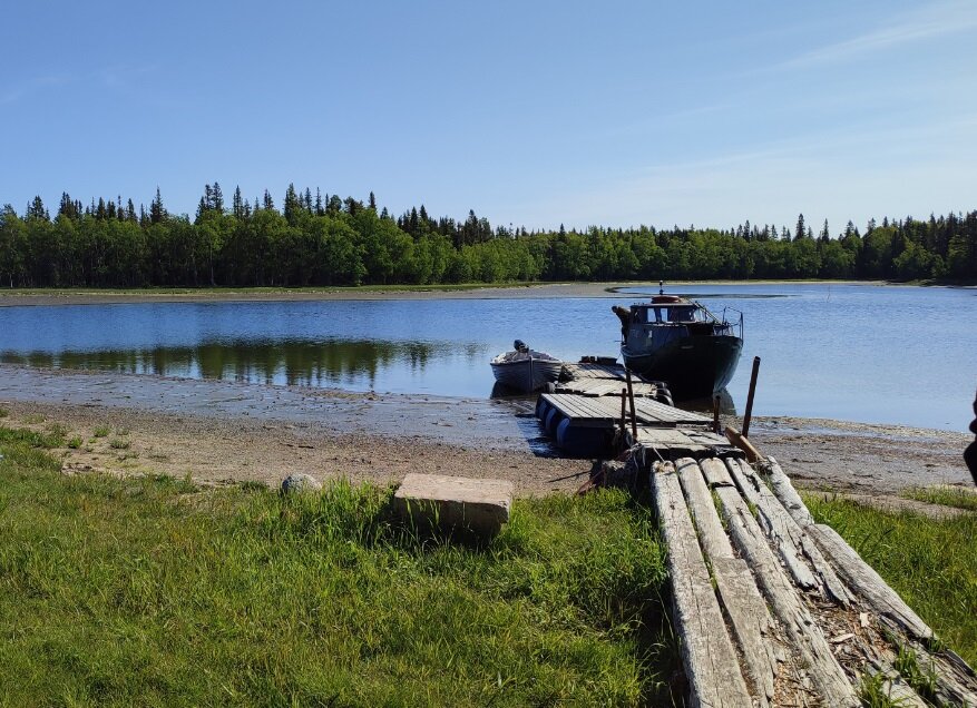 Лодка и катер, на которых мы путешествовали.