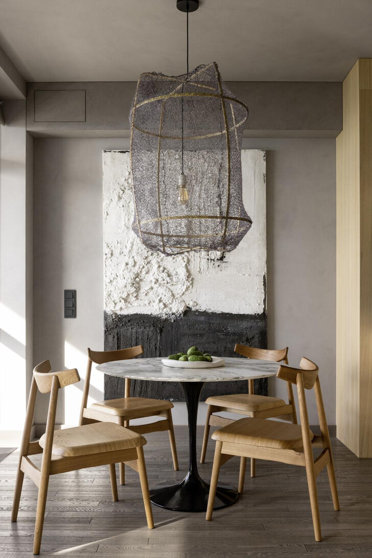 Нарочито крупная работа Сэнд Бретон в столовой дома у дизайнеров Ирины Маркидоновой и Илоны Меньшаковой. Фотограф Иван Ерофеев. Проект опубликован на mydecor.ru