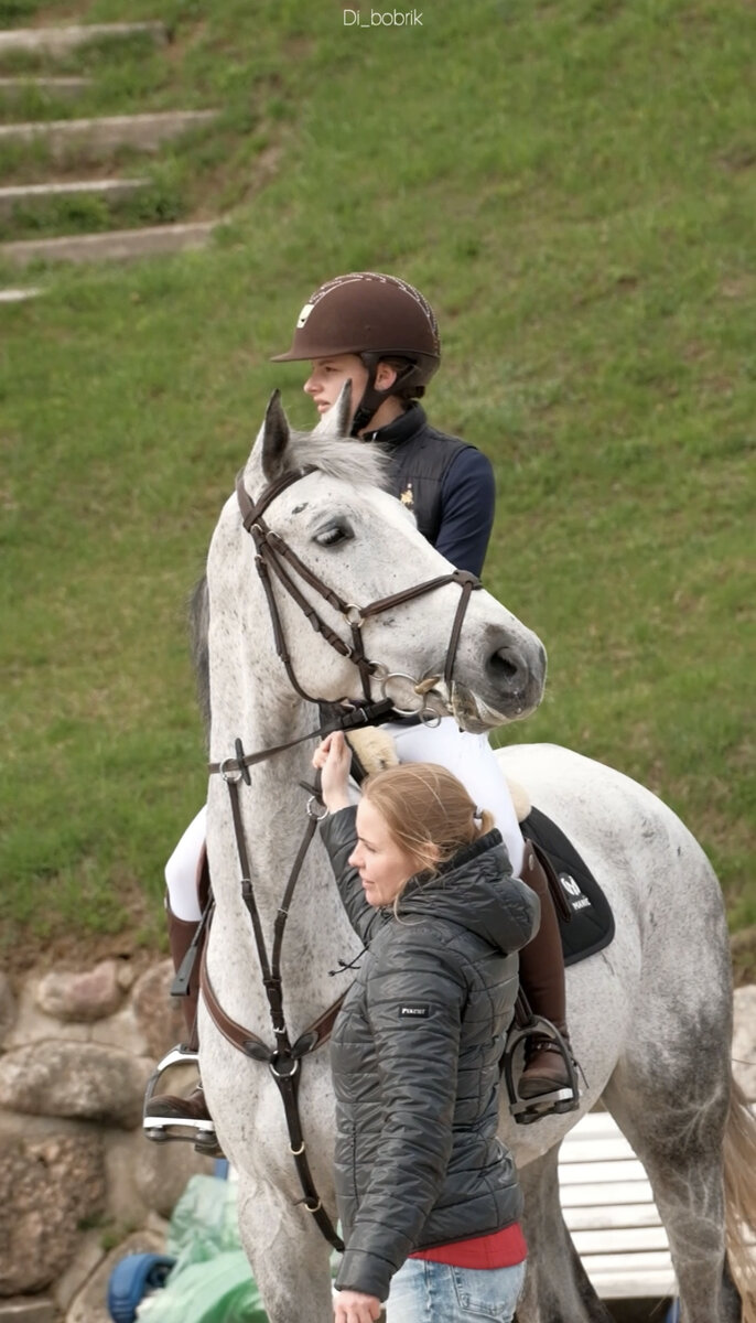 «Соблюдайте форму одежды. Всегда носите шлем, находясь верхом!»