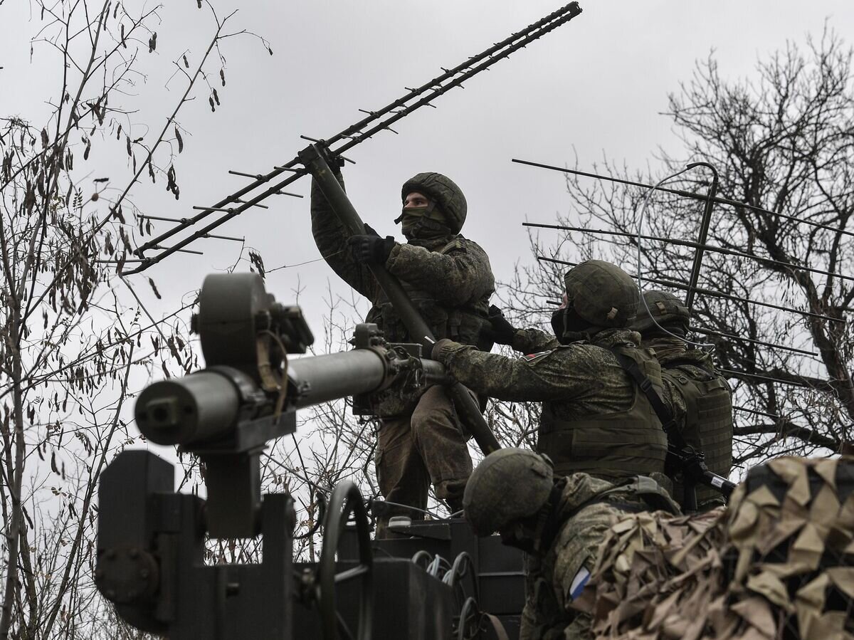    Военнослужащие подразделений радиоэлектронной борьбы Южного военного округа© РИА Новости / Константин Михальчевский