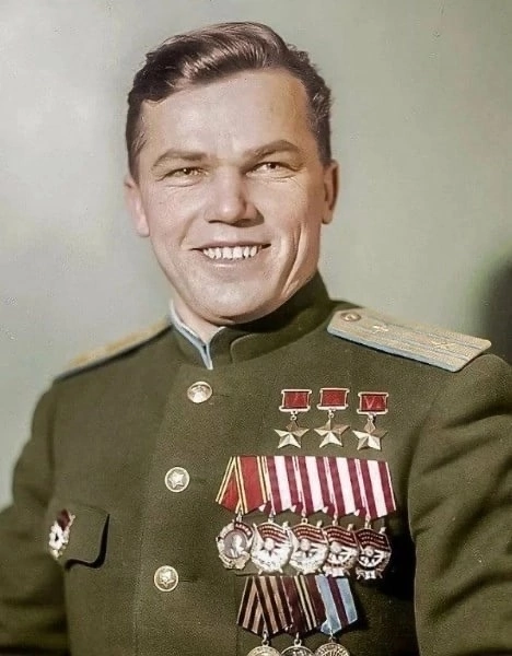 Иван Никитович Кожедуб собственной персоной. Трижды Герой Советского Союза, самый результативный лётчик-ас среди союзников.