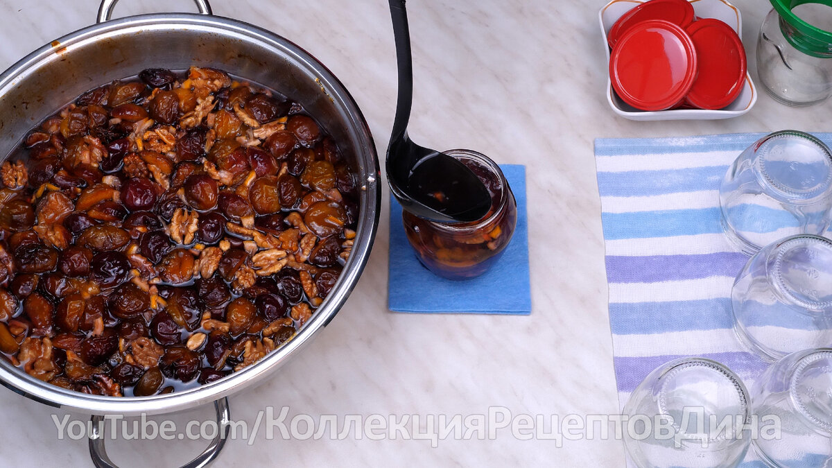 Запеченное сливовое варенье с пряностями и орехами 