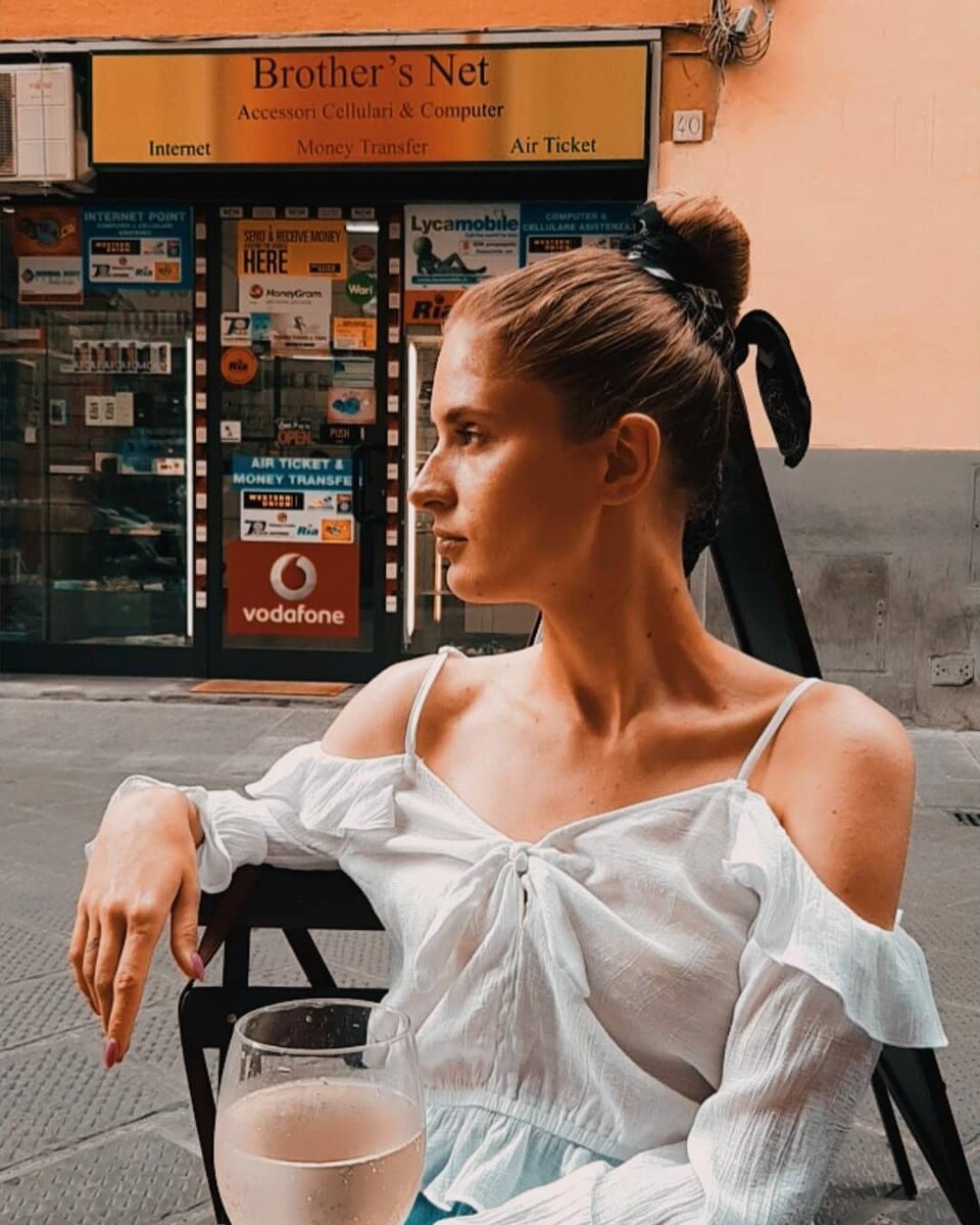 Иногда откровенный наряд может решить психологические проблемы: да здравствует мини-одежда!