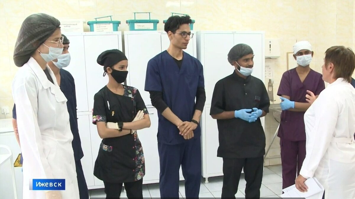     Около 200 студентов-иностранцев проходят летнюю практику в ижевской больнице.