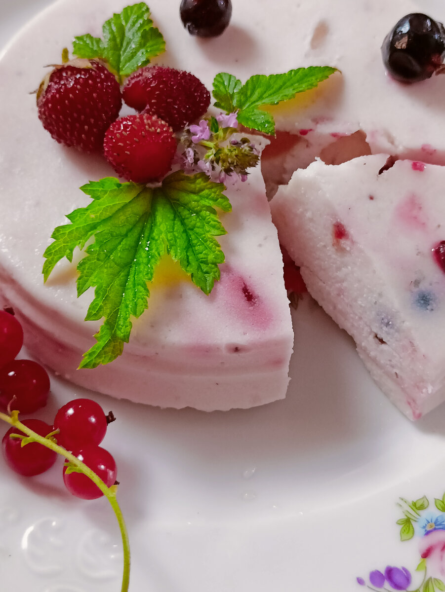 Десерт с красной смородиной