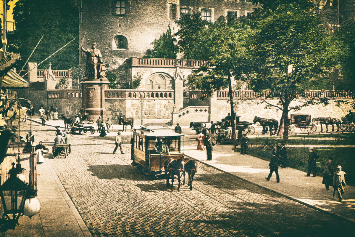 Кёнигсберг, конка проходит у южной стены Королевского замка. 