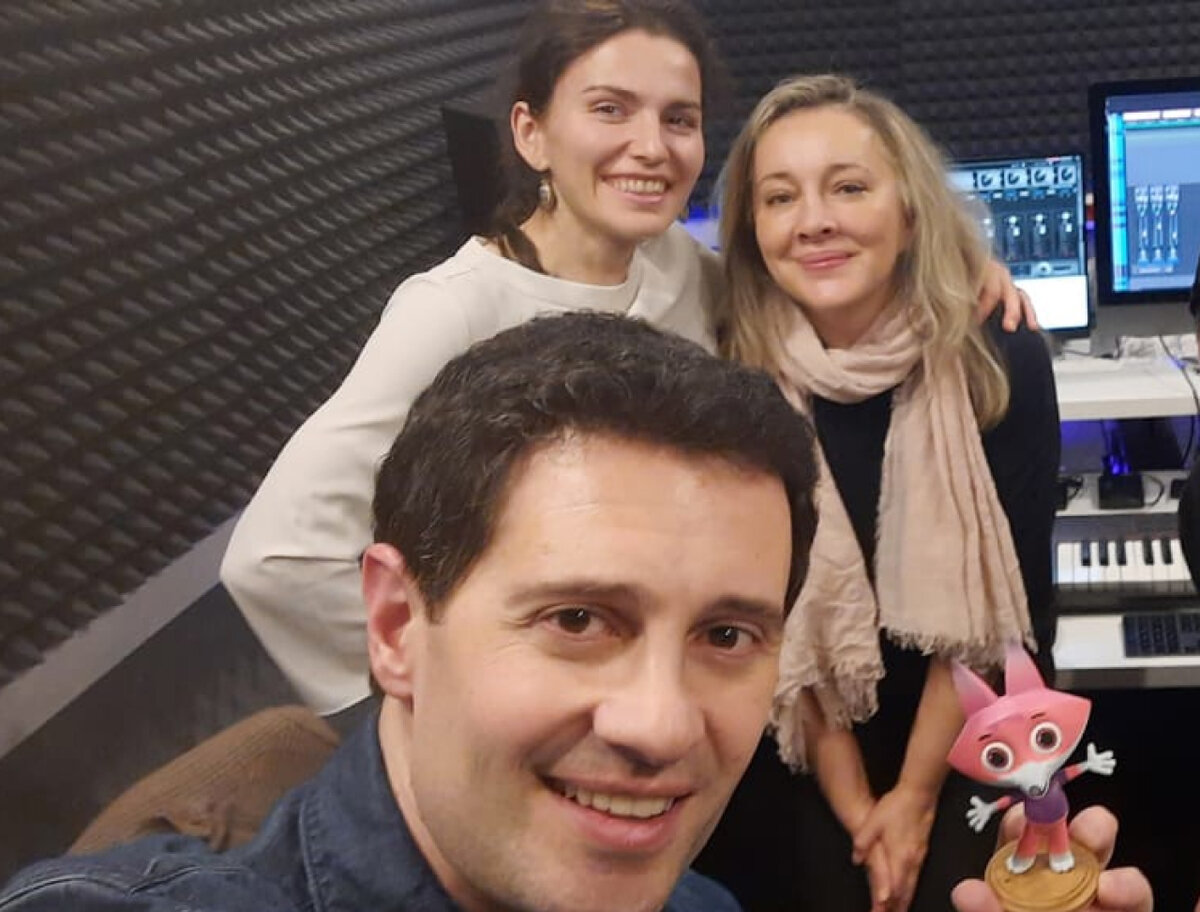 Антон Макарский (актер и певец, голос Папы Лиса), Гаянэ Охота (режиссер) и Яна Писаревская (композитор) во время работы на студии