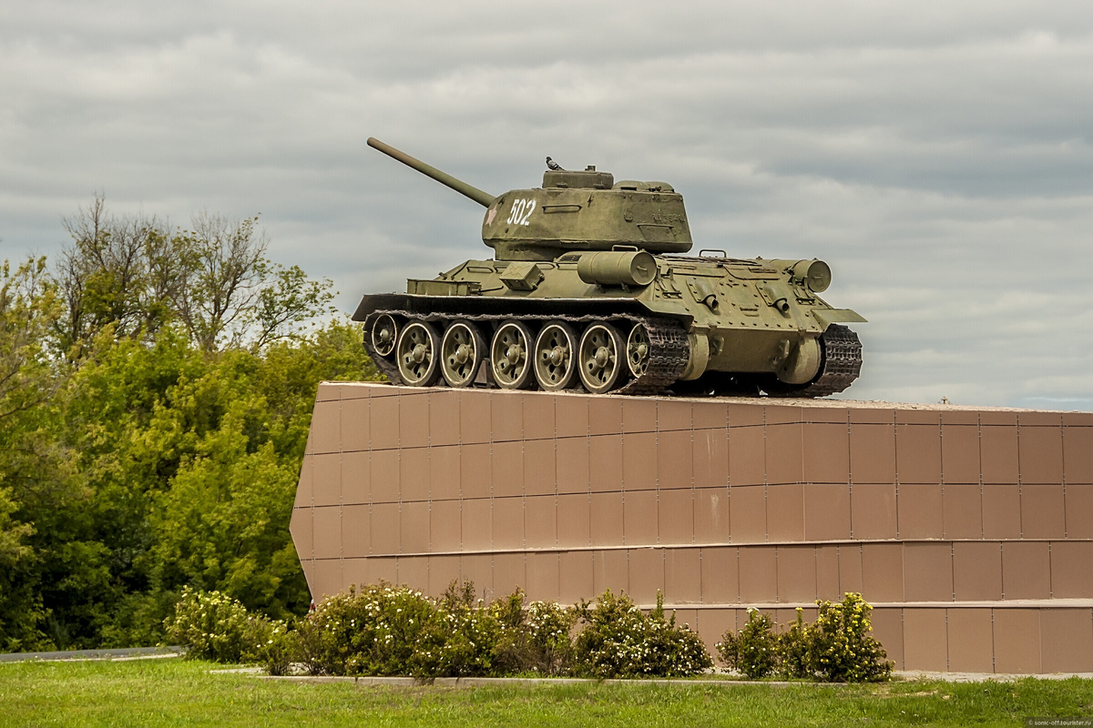 Танк на пьедестале. Памятник «танк т-34» Ржев. Памятник танку т-34 в Воронеже. Монумент танк т-34 Пензенский комсомолец. Танк памятник т34 85.