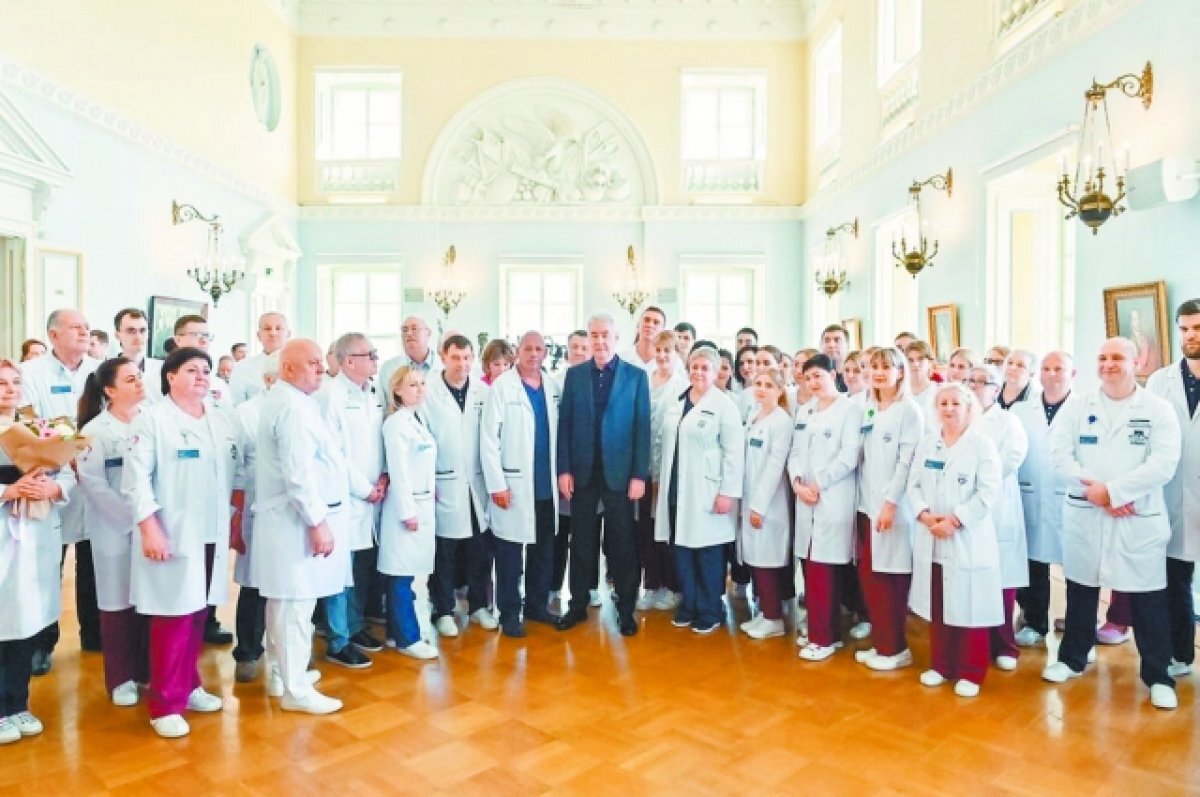    Сергей Собянин лично пришёл в Склиф, чтобы поздравить его коллектив с замечательной датой.