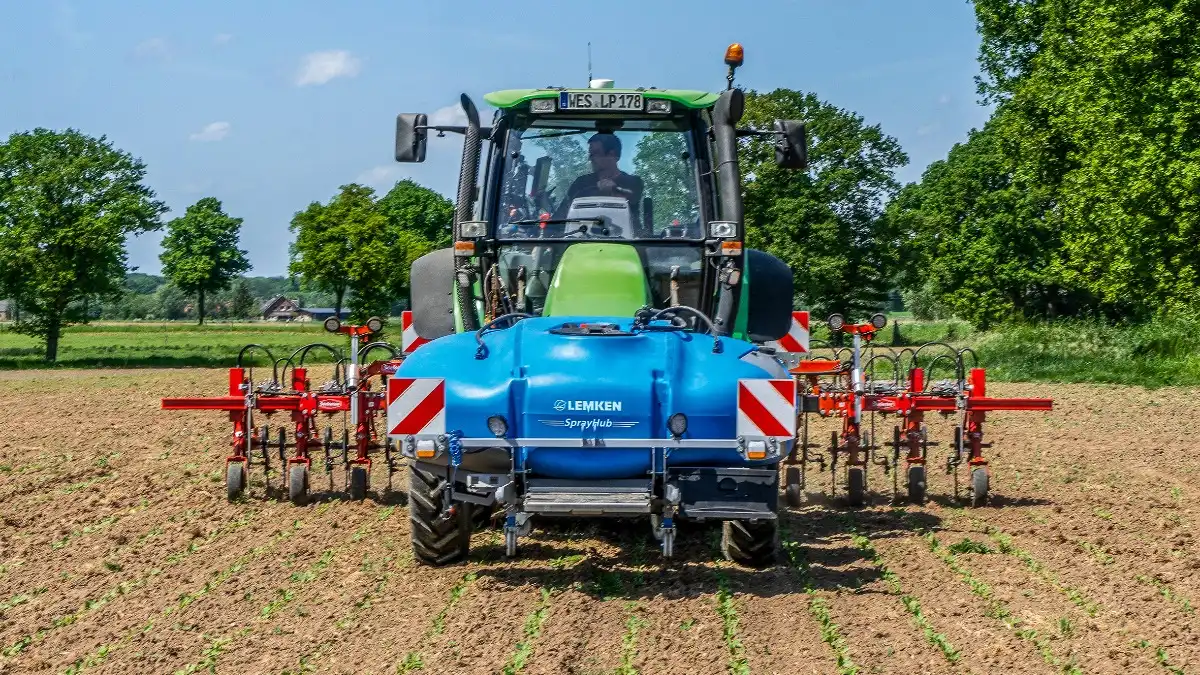 Фото: Lemken Lemken SprayHub в процессе ленточного опрыскивания с пропашной машиной EC-Weeder