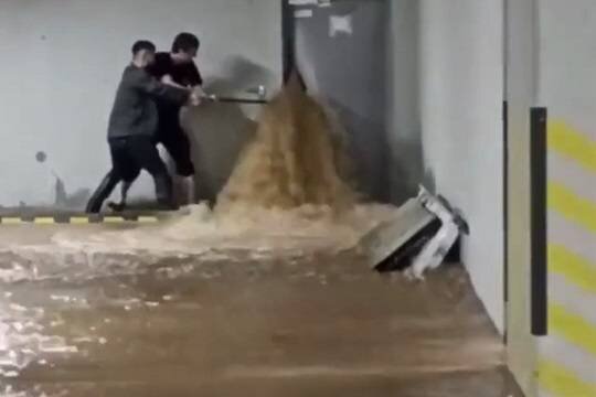    Паркинг в ЖК «Амурский парк» от застройщика «ПИК» залило дождевой водой