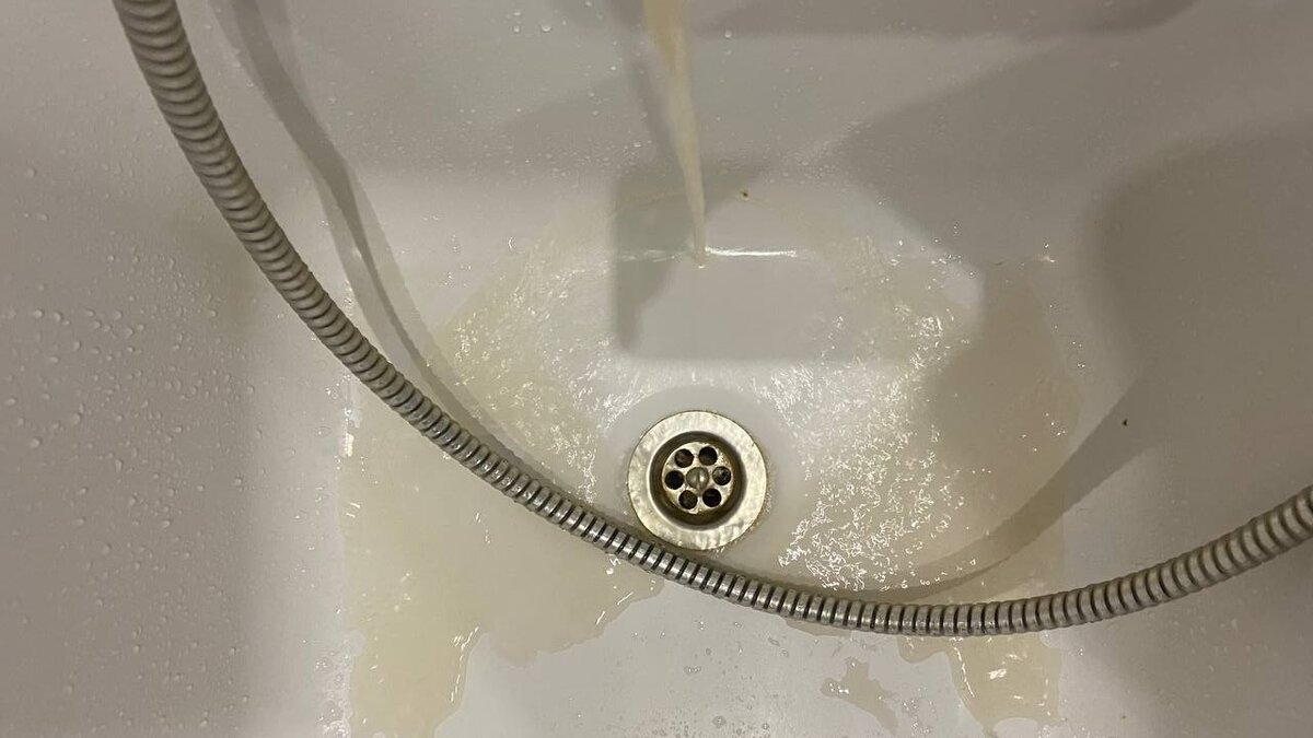     Жители ЖК «Анкудиновский парк» под Нижним Новгородом жалуются на качество воды. На протяжении месяца им несколько раз отключали горячую воду. Вместо нее из кранов течет мутная жидкость, не пригодная для мытья или приготовления еды. О проблеме NewsNN сообщила одна из собственниц квартир.