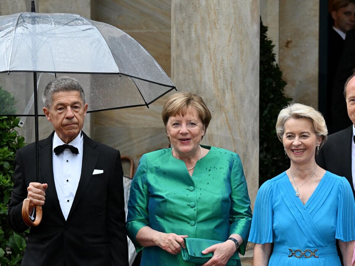    Ангела Меркель, ее муж Иоахим Зауэр и президент Европейской комиссии Урсула фон дер Ляйен перед открытием Байройтского фестиваля© AFP 2023 / CHRISTOF STACHE