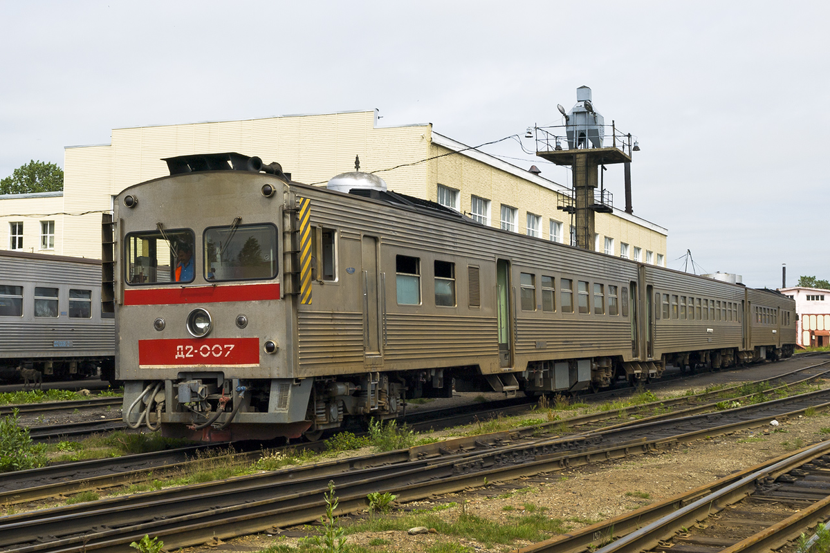 Д2-007 из трех вагонов в депо Южно-Сахалинск, июль 2009 года, источник https://railgallery.ru/photo/146399/?&lang=en, автор Воздух Свободы
