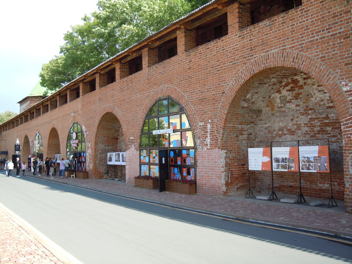 Продолжим экскурсию по кремлю. Это взгляд через стройку фуникулёра на участок с Часовой башней.-15