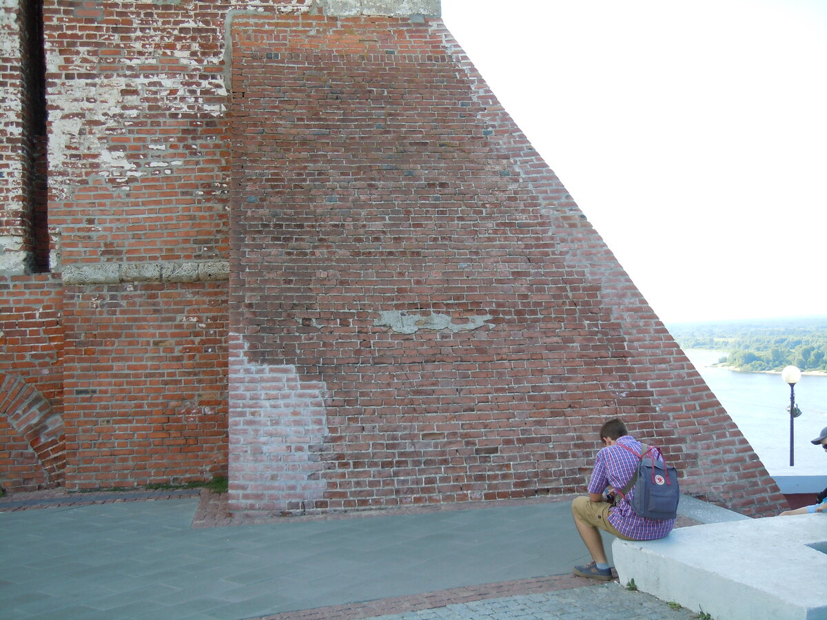 Продолжим экскурсию по кремлю. Это взгляд через стройку фуникулёра на участок с Часовой башней.-54