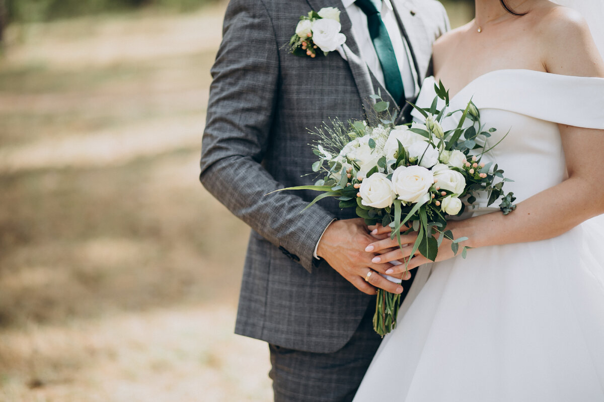 <a href="https://ru.freepik.com/free-photo/bride-holding-her-wedding-bouquet_11601109.htm#query=%D0%BC%D0%BE%D0%BB%D0%BE%D0%B4%D0%BE%D0%B6%D0%B5%D0%BD%D1%8B&position=23&from_view=search&track=sph">Изображение от senivpetro</a> на Freepik