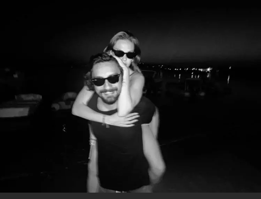 О бизнесмене и режиссере Умуте Эвиргене я узнала, когда он встречался с актрисой Туба Буйукустун. Тогда в сеть попали их несколько пикантные фото с отдыха и их очень бурно обсуждали в Турции.-6