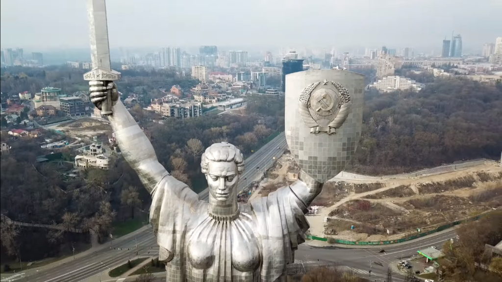 Памятник "Родина-мать"