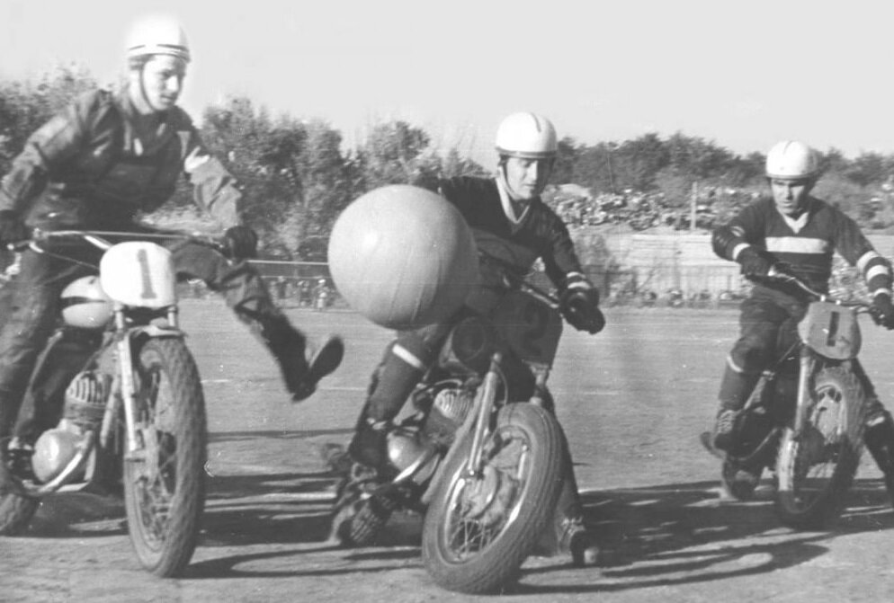 Атакует лидер «Кометы» В. Кондратенко