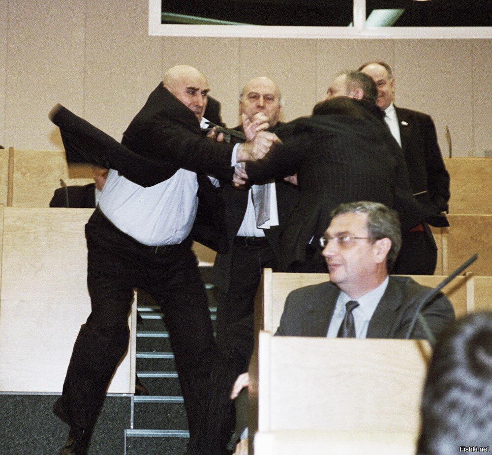 воюющие депутаты госдумы. драка в государственной думе. жириновский владимир вольфович драки. воюющие депутаты госдумы. жириновский драка в госдуме.
