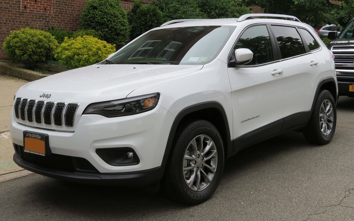 https://en.wikipedia.org/wiki/Jeep_Cherokee#/media/File:2019_Jeep_Cherokee_Latitude_front_5.27.18.jpg