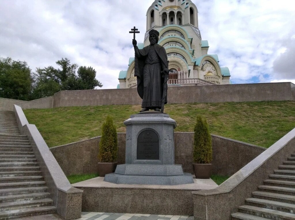 Памятник святому. Памятник князю Самары. Князь Владимир Самара. Памятник князю Владимиру в Самаре. Памятник князю Владимиру в Самаре на набережной.