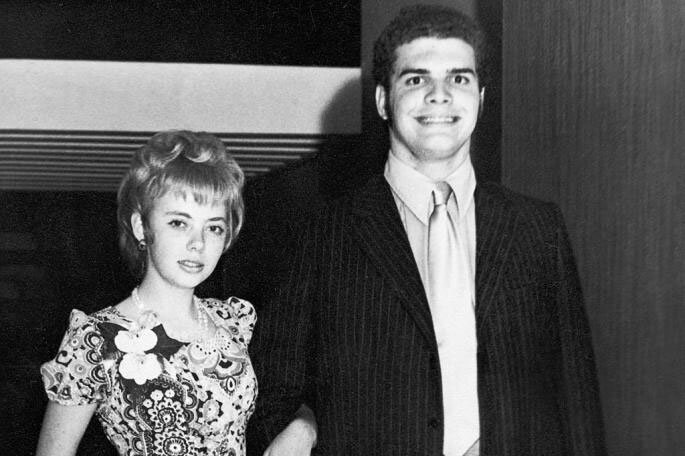 
Юлиана Кёпке с отцом в день получения аттестата об окончании средней школы, за полмесяца до авиакатастрофы.