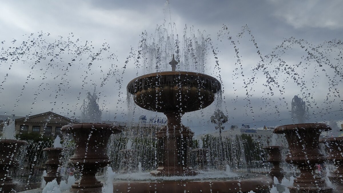     Одни граждане, памятуя афоризм Козьмы Пруткова, будут самозабвенно затыкать фонтаны. Время такое. Другие будут ими любоваться, а третьи, будут плескаться в них и петь военно-патриотические песни. Сегодня День фонтанов и воздушно-десантных войск.