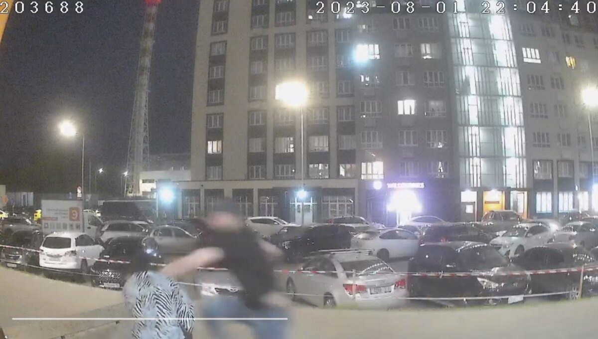 Эта женщина успела увернуться, но все же бежавший мужчина толкнул ее и она еле увернулась, чтоб не удариться о бетонную стену