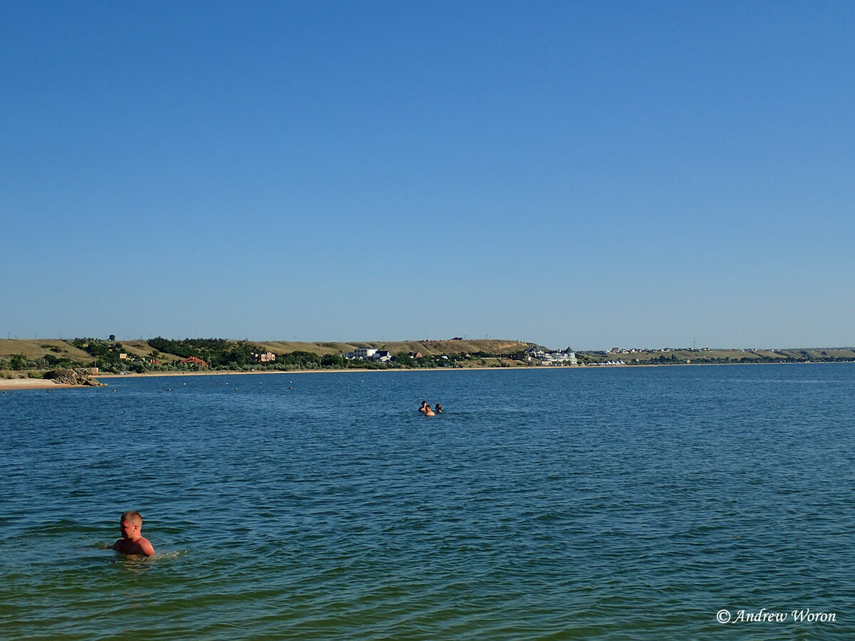 Южная часть села Золотое на берегу залива