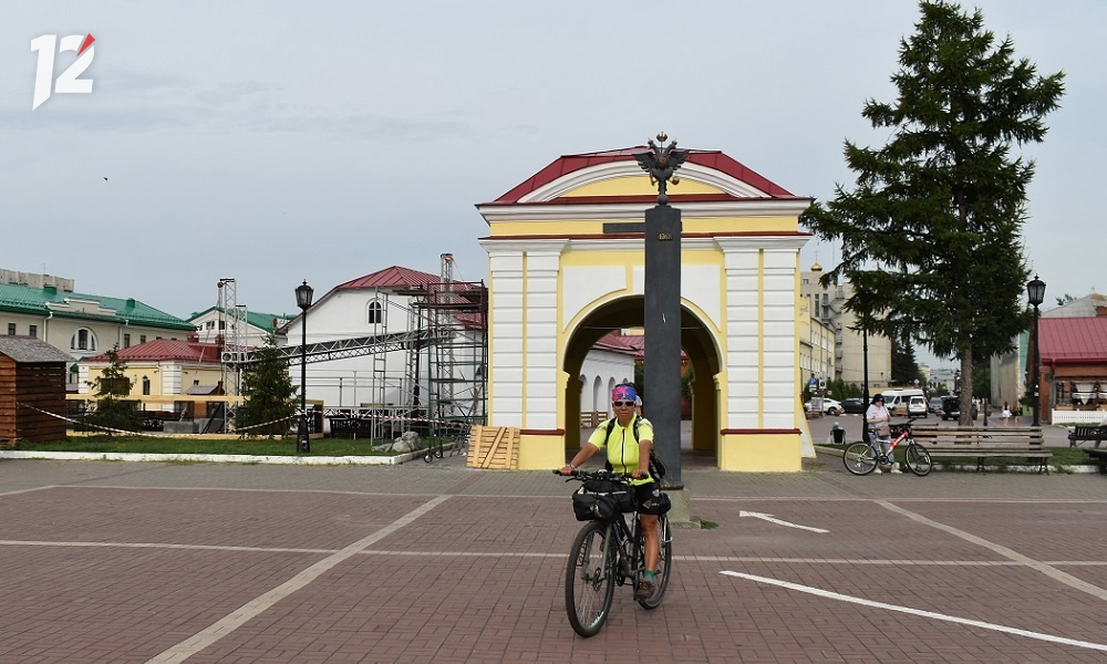 В пути она уже два с половиной месяца. Оксана выехала из города на Амуре в середине мая. Позади у неё уже  остались Чита, Красноярск, Улан-Удэ, Томск, Новосибирск.-2