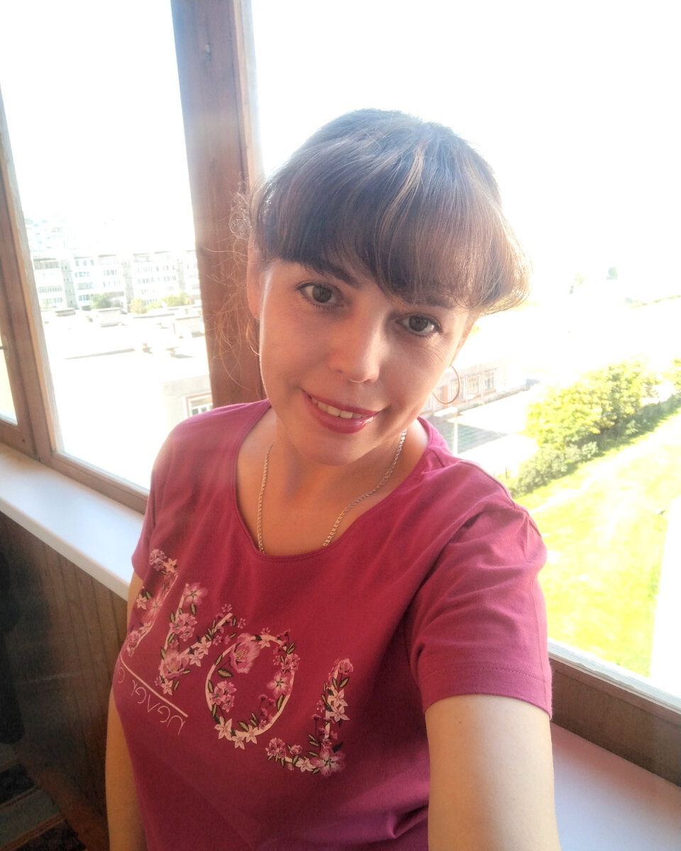 Вышла на лоджию посмотреть погоду. А одеть то особо и нечего на такую жаркую погоду, подумала я 