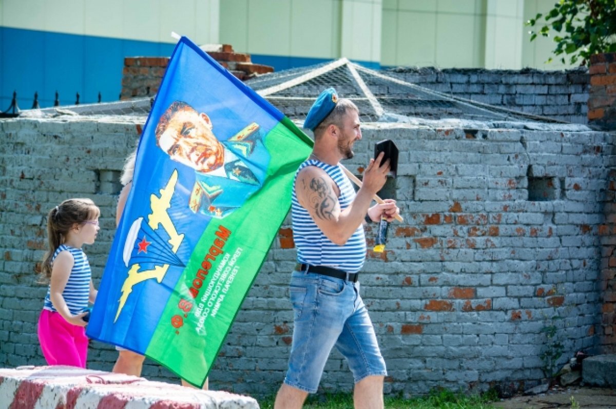    Патриотические встречи прошли в тульских детских лагерях ко Дню ВДВ