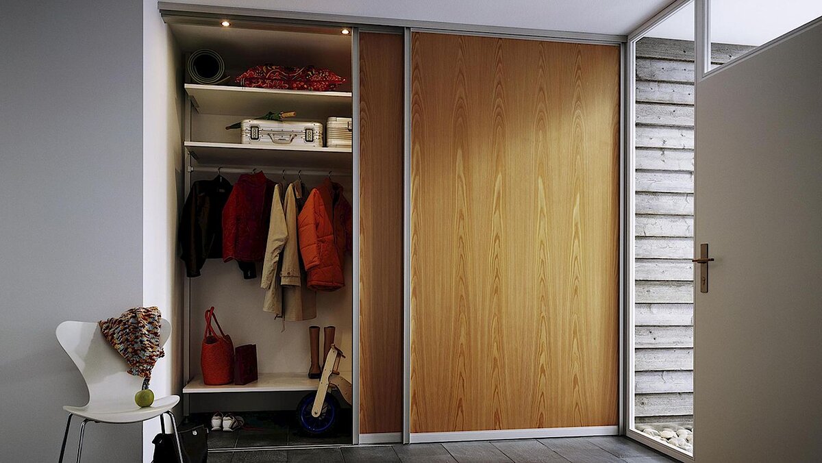 Встроенный шкаф купе с раздвижной системой Raumplus S300, с врезной нижней направляющей.