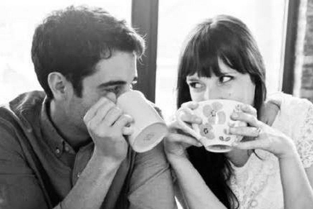 Сидим дома пьем чай. Мужчина и женщина пьют чай. Двое пьют кофе. Парень и девушка пьют кофе. Парень и девушка пьют чай.