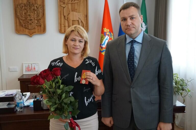    Глава Бузулука передал маме бойца СВО Эдуарда Гооге его медаль «За боевые отличия» Кристина Просвиркина