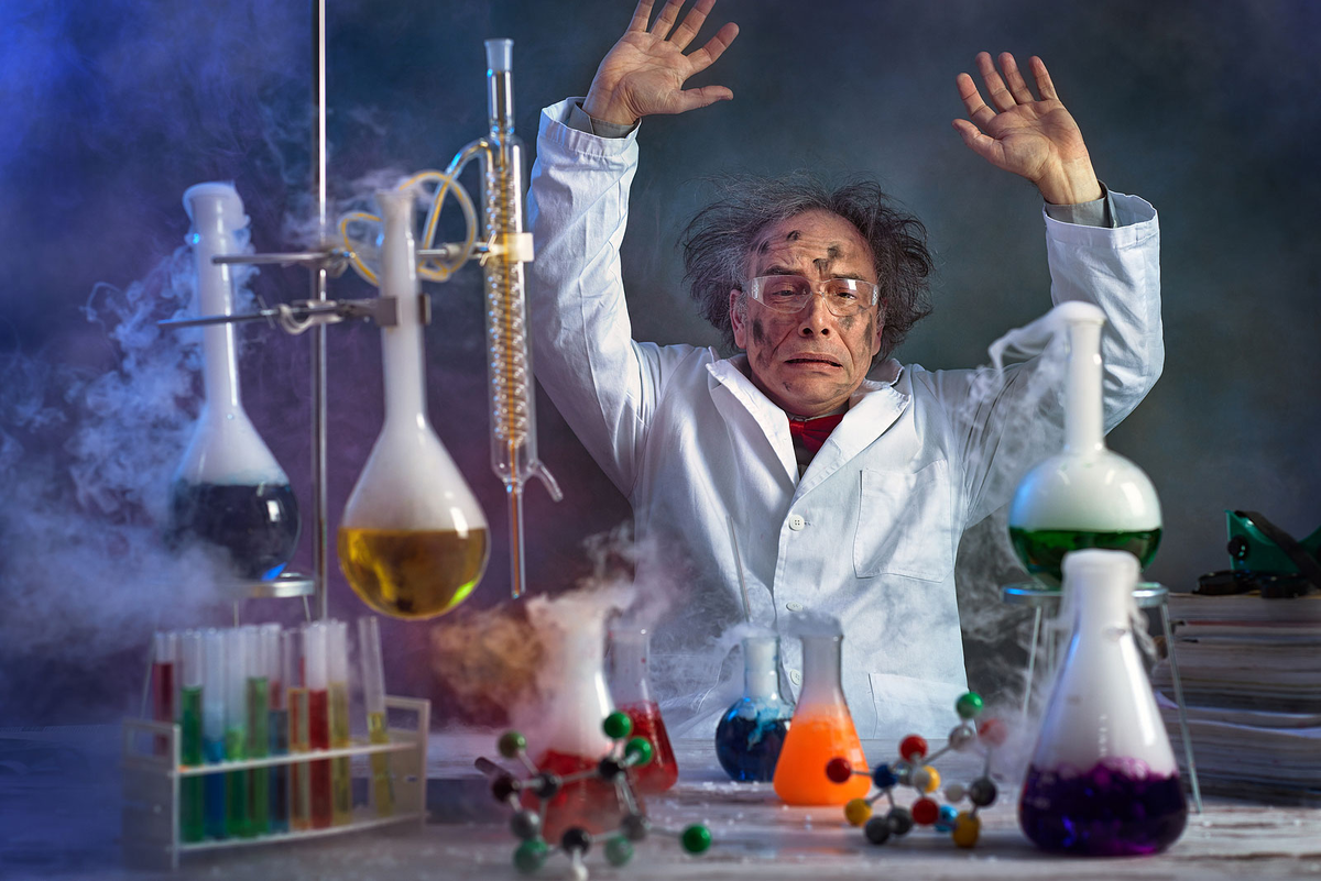 Experiment a man. Химик с колбой. Лаборатория сумасшедшего ученого. Ученые химики. Ученый с колбой.