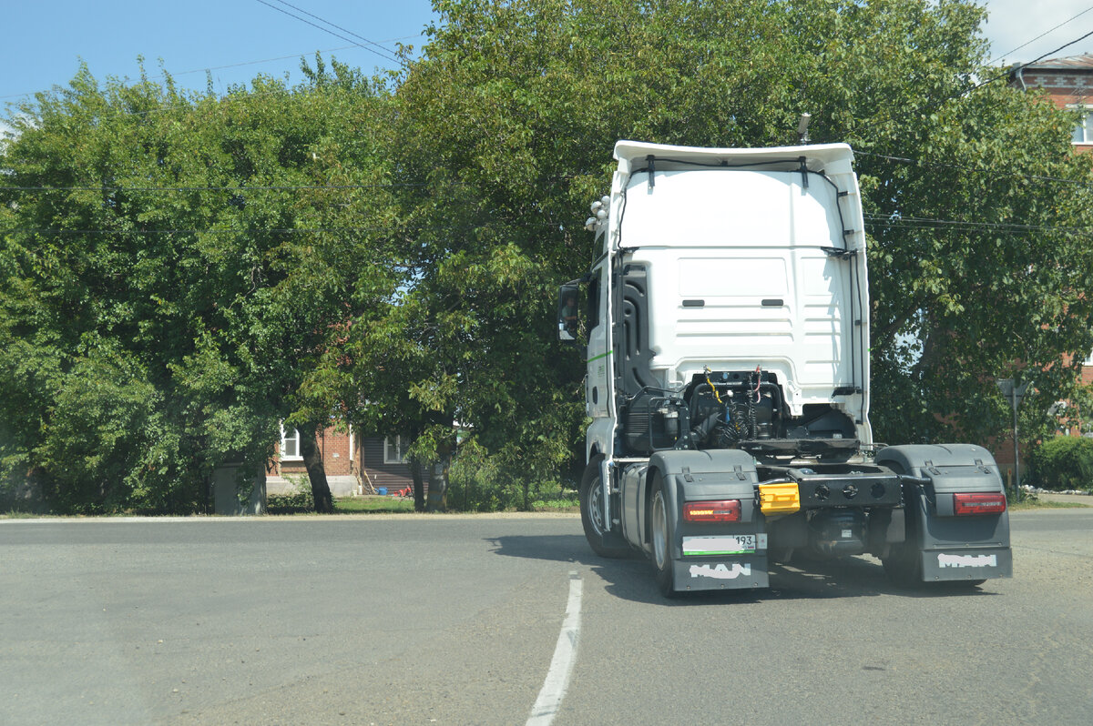 Фото автора. 04.08.2023. Встретил такого красавца на улице города, В системе охлаждения у него точно не вода залита.