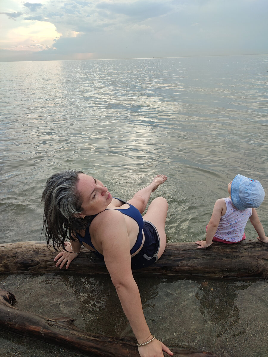 Мокрый волос темнит. 