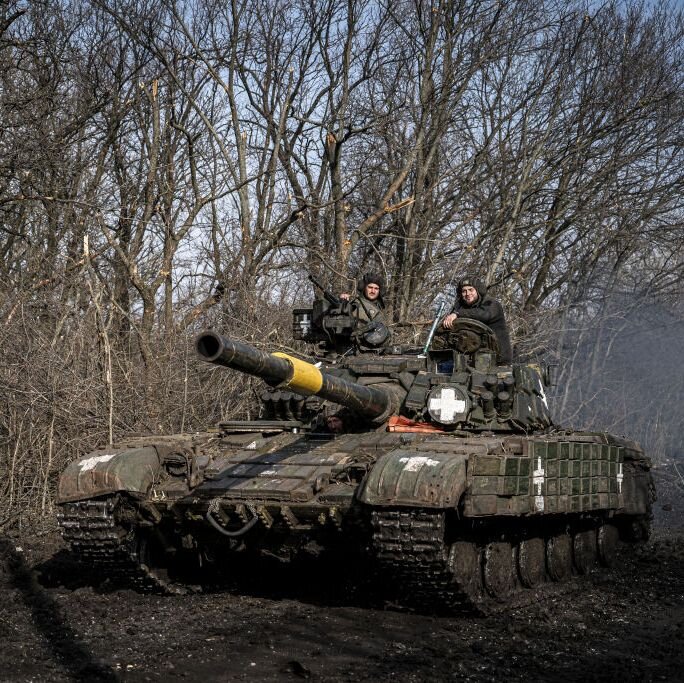 Украина недавно начала использовать глушители с болтовым креплением для защиты своих танков от российских беспилотников-камикадзе.-2