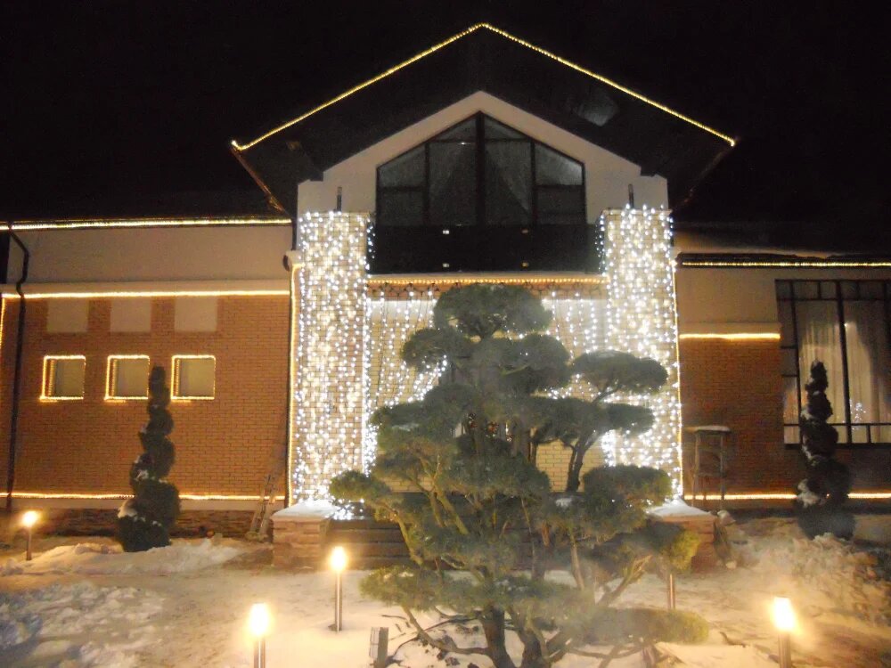 Искусство создания уникальной атмосферы как гирлянды и украшения привлекают посетителей в торговые центры