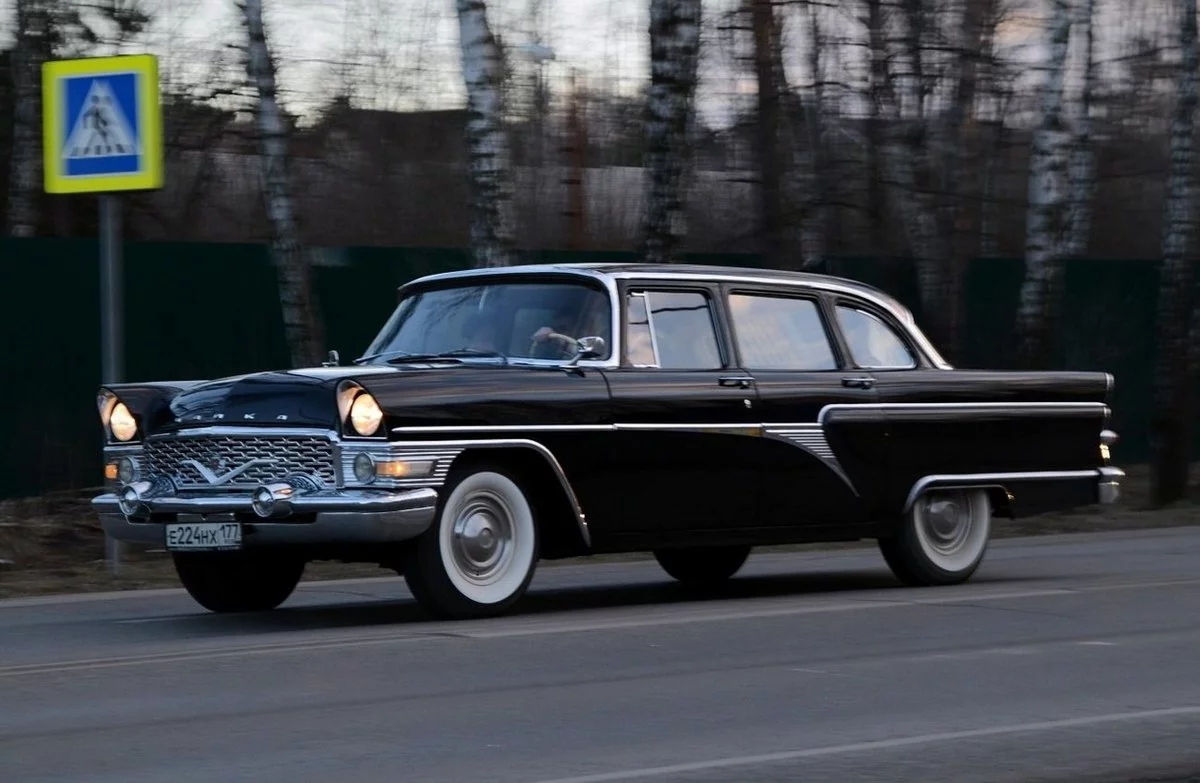 Заказ ГАЗ-13 "Чайка" - ретро авто в аренду с водителем STATUS CAR