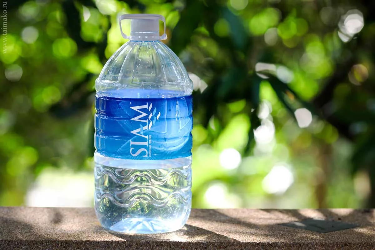 Сифон на бутылку газировки. Заполни бутылочки. Заполнение бутылок жидкостями на заводе. В бутыль заполненную водой. Бутылка с водой в ёмкости с песком.