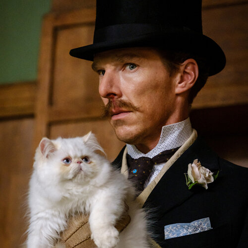 Кадр из фильма «Кошачьи миры Луиса Уэйна» (в роли художника выступает Бенедикт Камбербэтч)