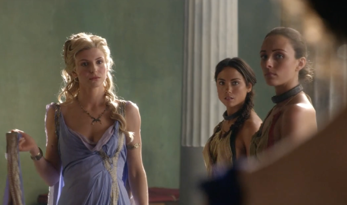 Илития и две её рабыни в ошейниках. Кадр из сериала «Спартак»