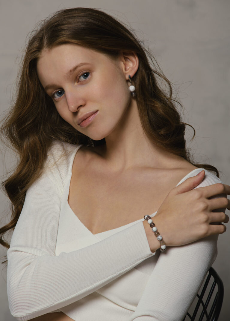 На модели браслет из кахолонга и агата вены дракона