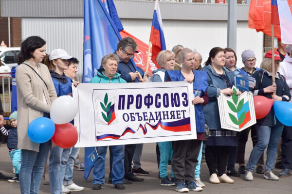    Педагоги района встречают участников первомайского автопробега